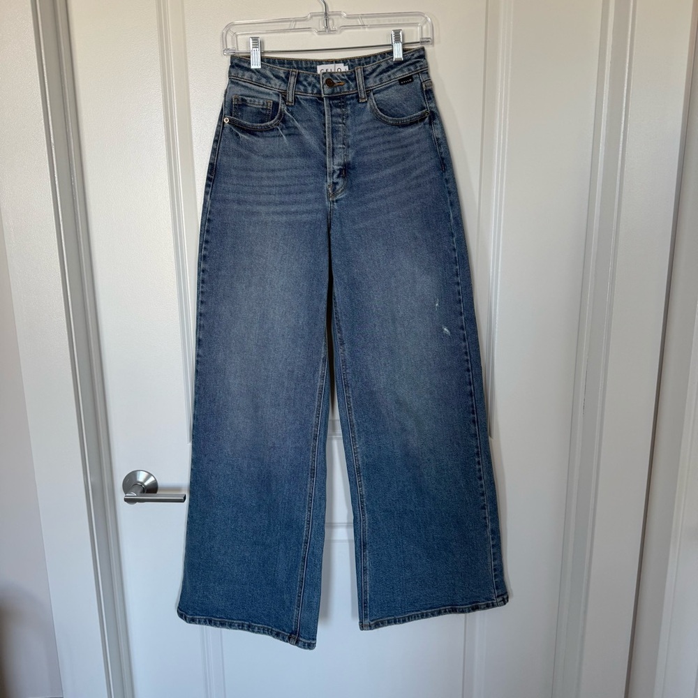 NWOT cello medium wash wide leg button closure jeans